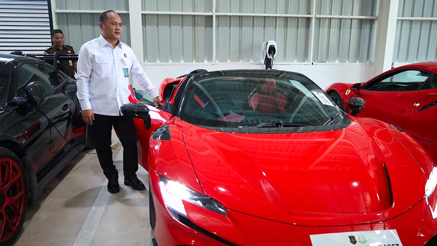 Kejaksaan Agung akan lelang sejumlah barang mewah dari penyitaan kasus korupsi; emas hingga mobil Ferari. (Dok Kejaksaan Agung)