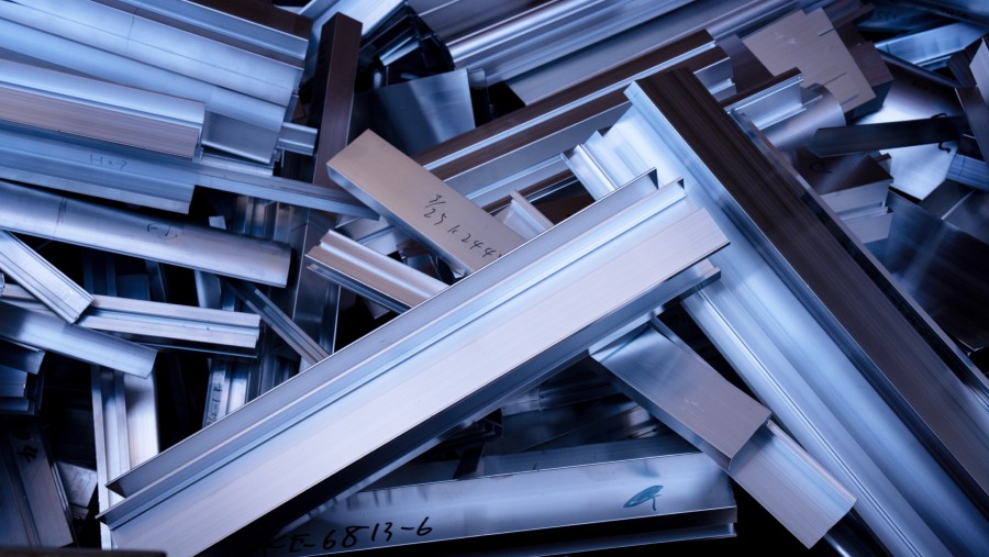 Sisa-sisa aluminium di pabrik Kato Light Metal Industry Co. di Kanie, prefektur Aichi, Jepang./Bloomberg-Louise Delmotte