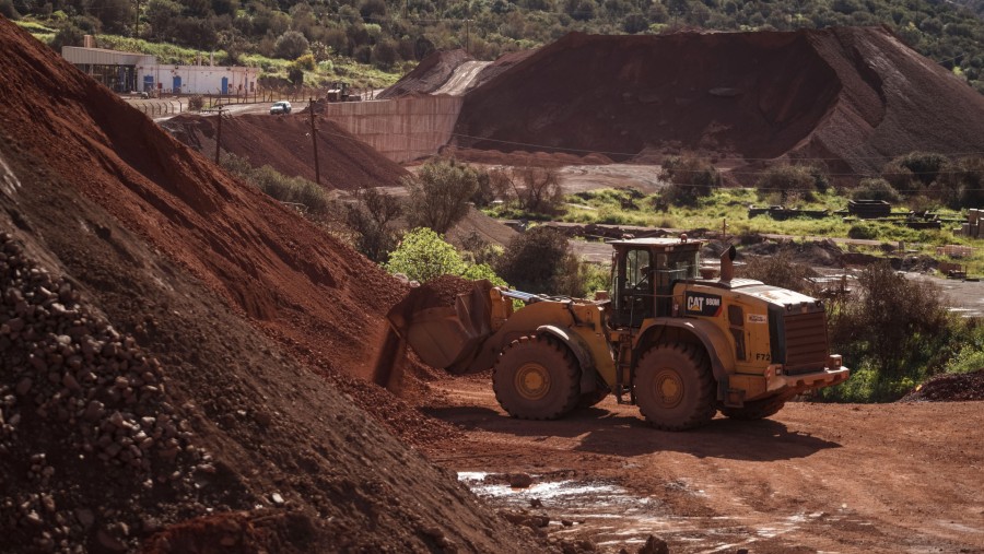 Tumpukan batuan bauksit./Bloomberg- Nick Paleologos