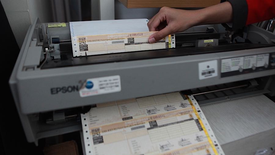 Mendagri Tito Karnavian  menginstrusikan seluruh gubernur untuk memberikan insentif fiskal berupa pembebasan pajak bagi pemilik kendaraan listrik.