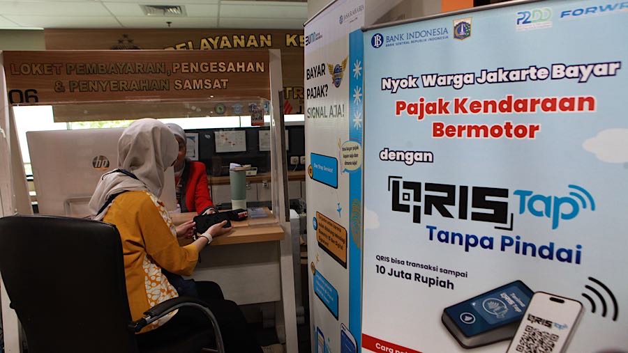 Warga membayar pajak kendaraan bermotor di Mal Pelayanan Publik Pemprov DKI Jakarta, Kamis (23/4/2026). (Bloomberg Technoz/Andrean Kristianto)