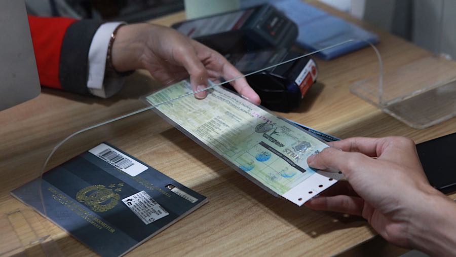 Menariknya hal tersebut diterapkan usai ramai beredar aturan baru mengenai pajak kendaraan bermotor, yang kini meliputi pajak untuk mobil listrik. 