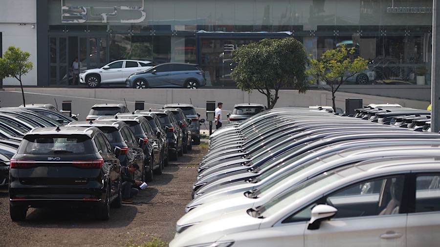 Selain itu industri ini diklaim juga mulai berkontribusi terhadap penyerapan tenaga kerja, khususnya di sektor manufaktur dan komponen lokal.