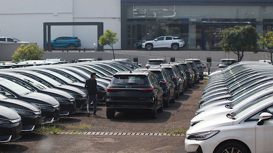 Pekerja memeriksa mobil listrik BYD di salah satu penjualan mobil di Ciputat, Tangerang Selatan, Rabu (22/4/2026). (Bloomberg Technoz/Andrean K)