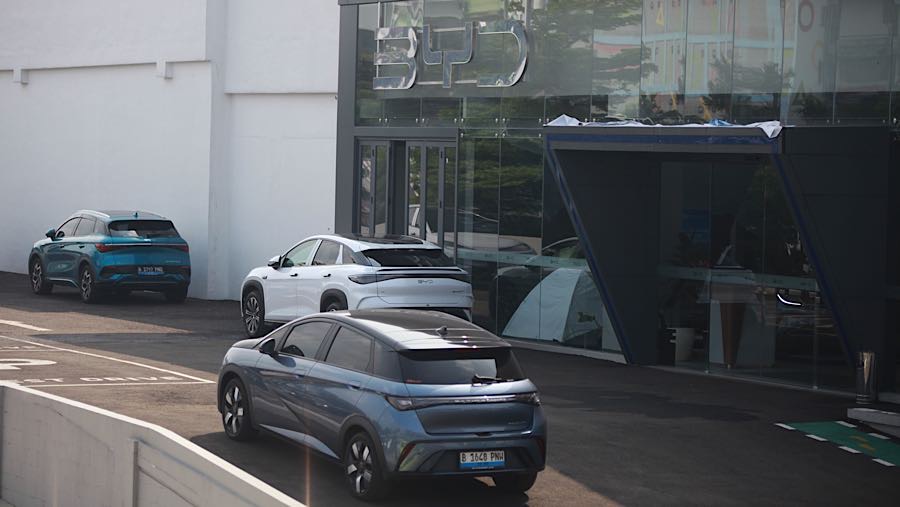 Mobil listrik BYD melintas di salah satu penjualan mobil listrik di Ciputat, Tangerang Selatan, Rabu (22/4/2026). (Bloomberg Technoz/Andrean K)