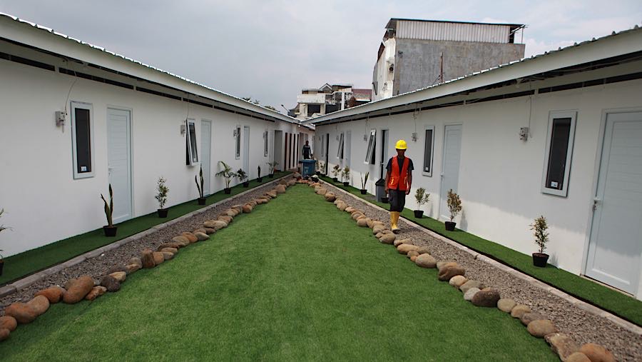 Pembangun Hunian sementara (huntara) bagi warga bantaran rel pengerjaannya hampir rampung. (Bloomberg Technoz/Andrean Kristianto)