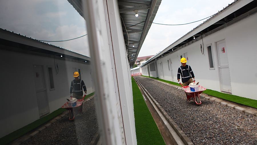 Pekerja beraktivitas di lokasi proyek pembangunan rumah layak huni di Senen, Jakarta, Kamis (23/4/2026). (Bloomberg Technoz/Andrean Kristianto)