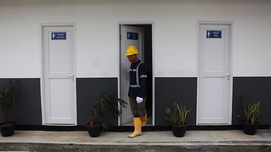 Beberapa fasilitas bersama seperi WC juga telah rampung dibangun. (Bloomberg Technoz/Andrean K)