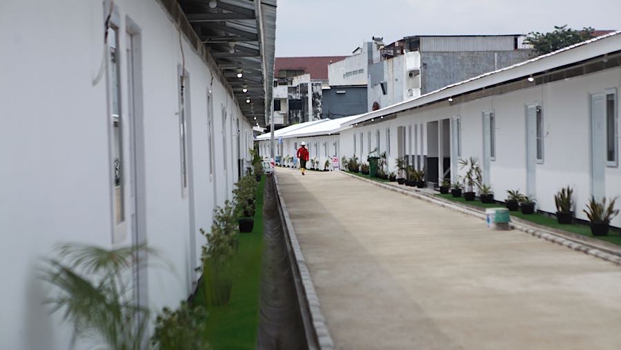 Pekerja beraktivitas di lokasi proyek pembangunan rumah layak huni di Senen, Jakarta, Kamis (23/4/2026). (Bloomberg Technoz/Andrean Kristianto)
