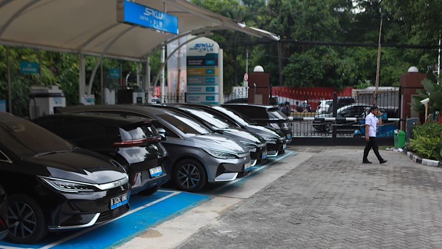 Mobil listrik terparkir mengisi daya di SPKLU Gambir, Jakarta, Kamis (23/4/2026). (Bloomberg Technoz/Andrean Kristianto)