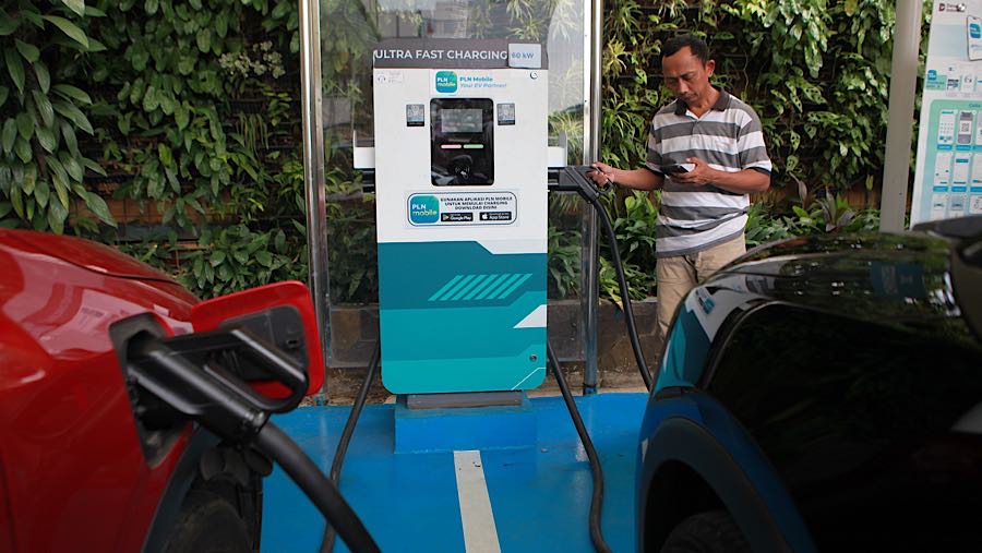 Warga mengisi daya mobil listrik di SPKLU Gambir, Jakarta, Kamis (23/4/2026). (Bloomberg Technoz/Andrean Kristianto)