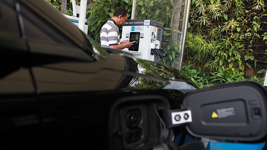 Pemberian insentif berupa pembebasan/pengurangan pajak daerah mencakup Pajak Kendaraan Bermotor (PKB) dan Bea Balik Nama Kendaraan Bermotor (BBNKB).