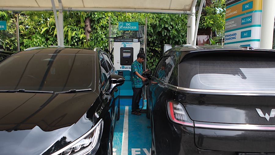 Warga mengisi daya mobil listrik di SPKLU Gambir, Jakarta, Kamis (23/4/2026). (Bloomberg Technoz/Andrean Kristianto)