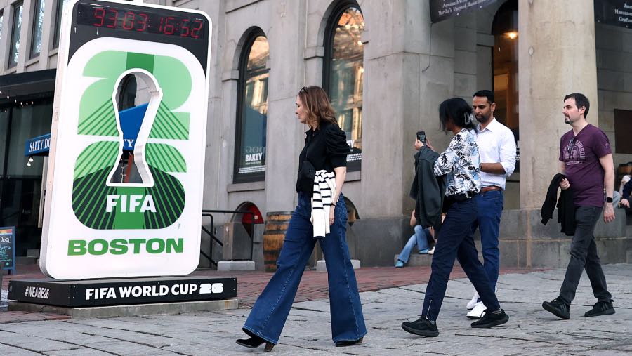 Poster FIFA Piala Dunia 2026 di jalan-jalan Amerika Serikat. (Sumber: Bloomberg)