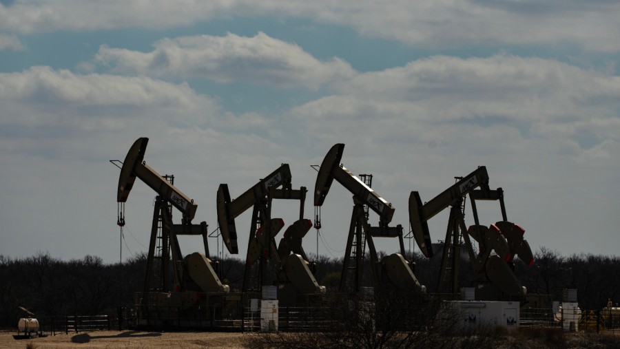 Pumpjacks near Three Rivers, Texas, US./Bloomberg-Eddie Seal