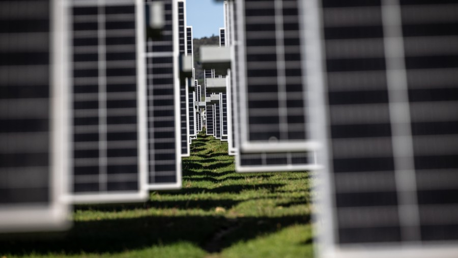 Panel fotovoltaik di taman surya. (Fotografer: Angel Garcia/Bloomberg)