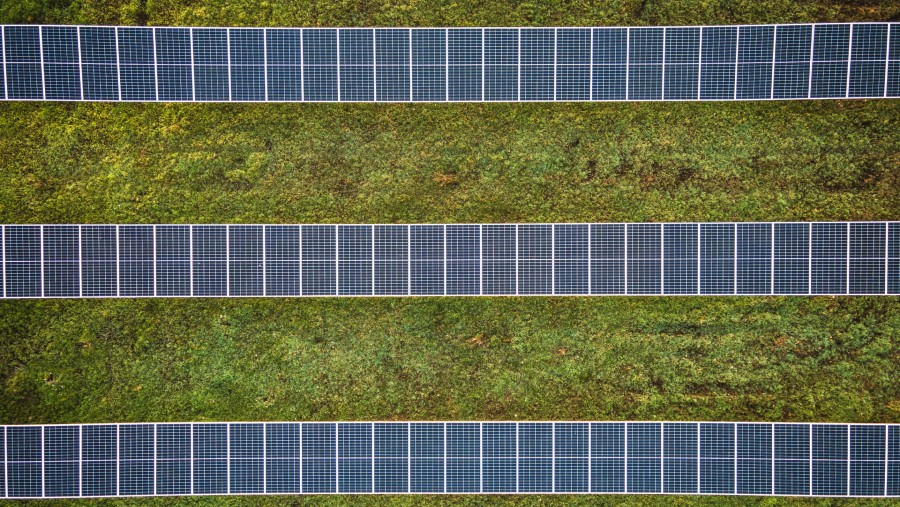 Deretan panel fotovoltaik di taman surya. (Fotografer: Angel Garcia/Bloomberg)