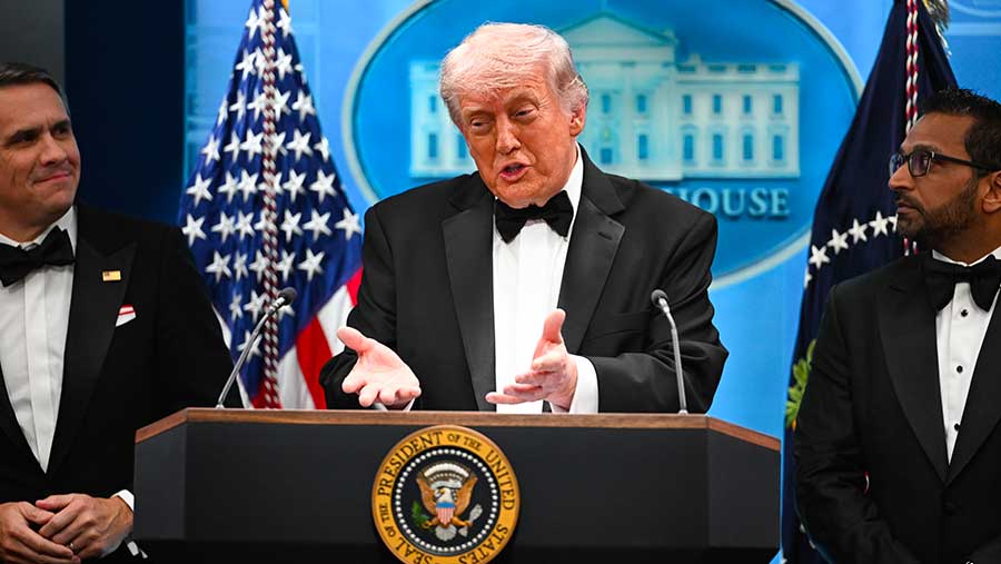 Insiden penembakan saat Presiden Trump menghadiri makan malam Asosiasi Koresponden Gedung Putih (25/4/2026). (Daniel Heuer/Bloomberg)