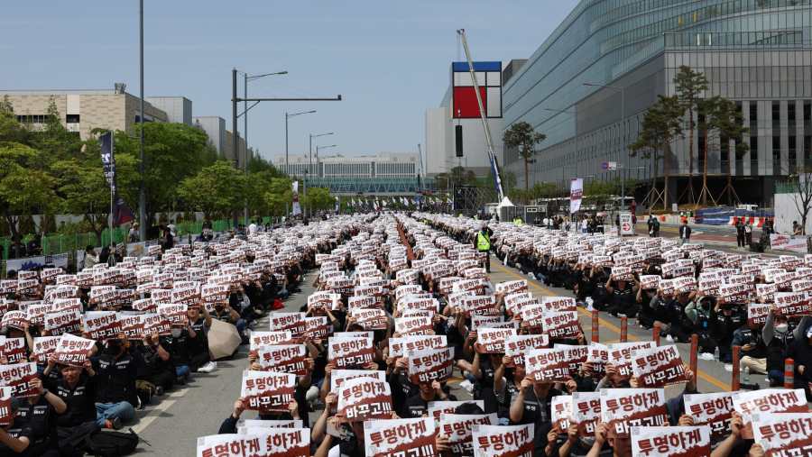 Aksi mogok pekerja karyawan pabrik semikonduktor Samsung Electronics di Pyeongtaek, Korsel. (SeongJoon Cho/Bloomberg)