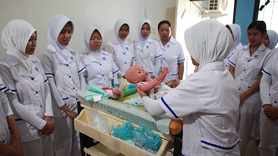 Calon pengasuh mengikuti pelatihan perawatan bayi di P3RT Tiara Cipta, Jakarta, Senin (27/4/2026). (Bloomberg Technoz/Andrean Kristianto)