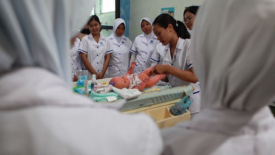 Calon pengasuh mengikuti pelatihan perawatan bayi di P3RT Tiara Cipta, Jakarta, Senin (27/4/2026). (Bloomberg Technoz/Andrean Kristianto)