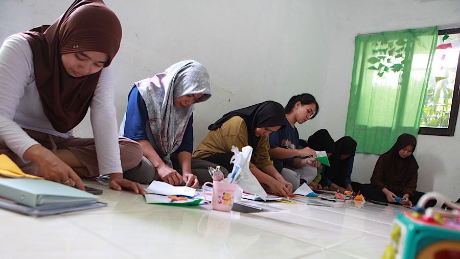 Namun Sutarmi masih meragukan terkait kebijakan pelarangan pemungutan biaya untuk pelatihan PRT. (Bloomberg Technoz/Andrean Kristianto)