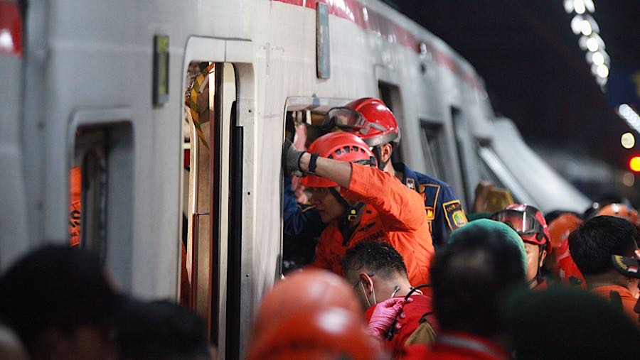 Petugas mengevakusi korban di dalam gerbong KRL Commuterline di Stasiun Bekasi Timur, Jawa Barat, Senin (27/4/2026). (Bloomberg Technoz/Andrean K)