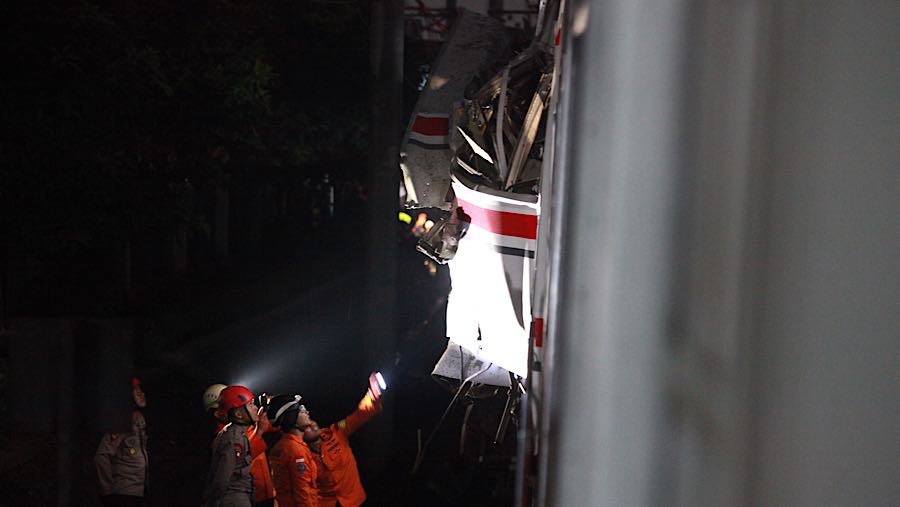 Peristiwa ini mengakibatkan Stasiun Bekasi Timur untuk sementara waktu tidak melayani naik dan turun penumpang. (Bloomberg Technoz/Andre)