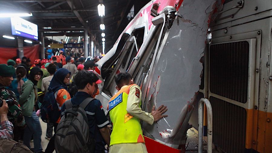 Petugas melihat kerusakan gerbong KRL Commuterline yang bertabrakan di Stasiun Bekasi Timur, Jawa Barat, Selasa (28/4/2026). (Bloomberg Technoz/Andre)