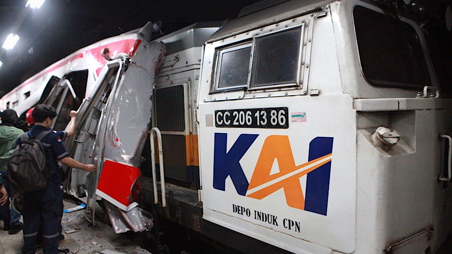Kondisi gerbong KRL Commuterline yang bertabrakan di Stasiun Bekasi Timur, Jawa Barat, Selasa (28/4/2026). (Bloomberg Technoz/Andrean Kristianto)