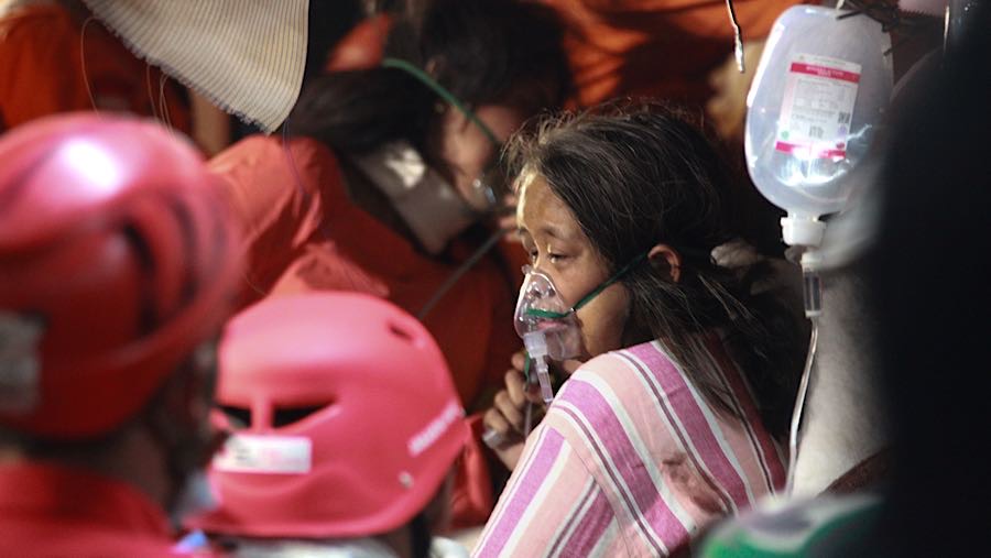 Penumpang terjebak di dalam gerbong KRL Commuterline yang bertabrakan di St. Bekasi Timur, Selasa (28/4/2026). (Bloomberg Technoz/Andrean Kristianto)