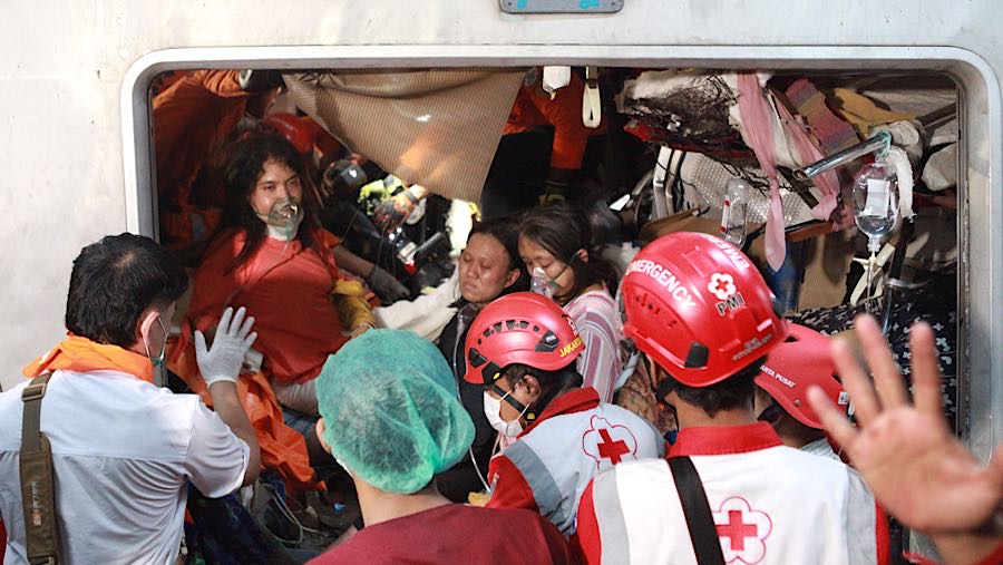 Penumpang terjebak di dalam gerbong KRL Commuterline yang bertabrakan di St. Bekasi Timur, Selasa (28/4/2026). (Bloomberg Technoz/Andrean Kristianto)