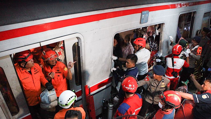 Hingga pukul 03.00 WIB petugas gabungan masih mengevakuasi penumpang yang terjebak di dalam gerbong KRL. (Bloomberg Technoz/Andrean Kristianto)