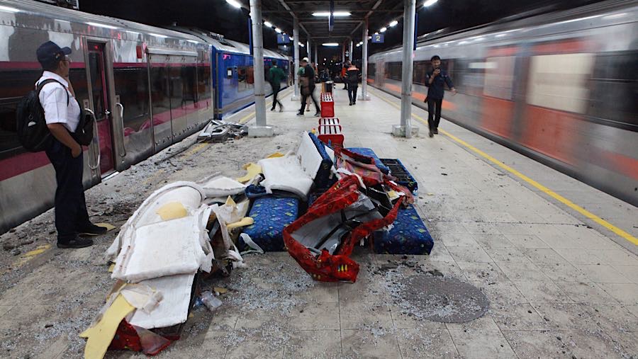 Sejumlah barang-barang dari gerbong KRL seperti bangku tergeletak di peron Stasiun Bekasi Timur. (Bloomberg Technoz/Andrean Kristianto)
