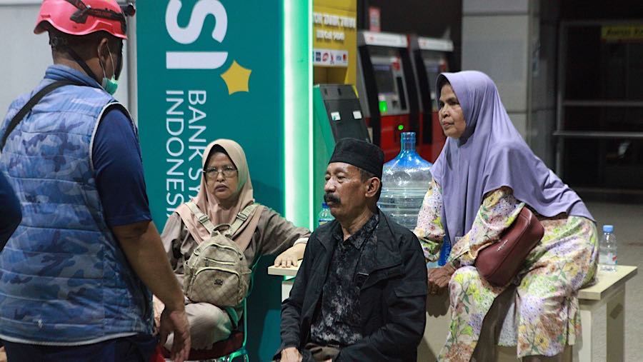 Sejumlah keluarga korban yang masih terjepit di dalam gerbong terlihat menunggu di area Stasiun Bekasi Timur.(Bloomberg Technoz/Andrean Kristianto)