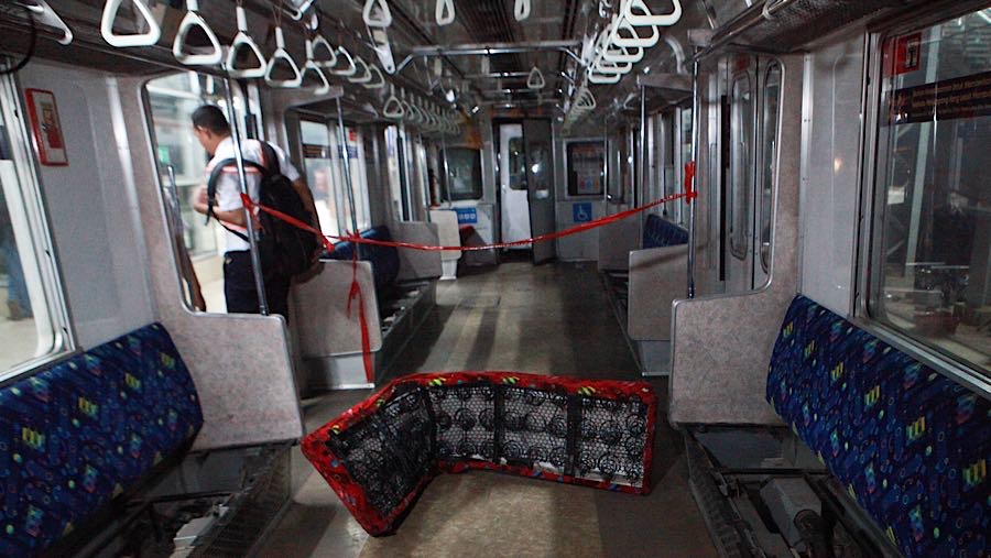 Kondisi gerbong KRL Commuterline yang bertabrakan di Stasiun Bekasi Timur, Senin (27/4/2026). (Bloomberg Technoz/Andrean Kristianto)