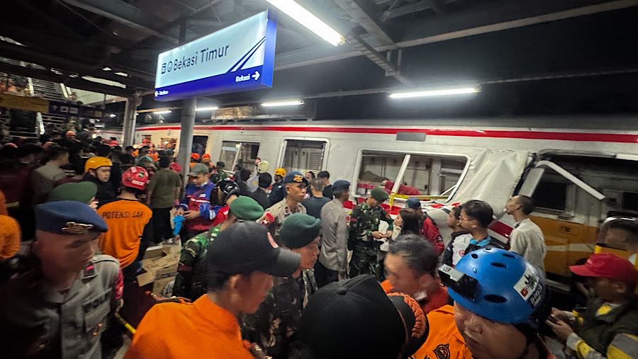 Insiden tabrakan melibatkan Kereta Api Argo Bromo Anggrek dan KRL Commuter Line terjadi di Stasiun Bekasi Timur, Jawa Barat, Senin (27/4) malan.