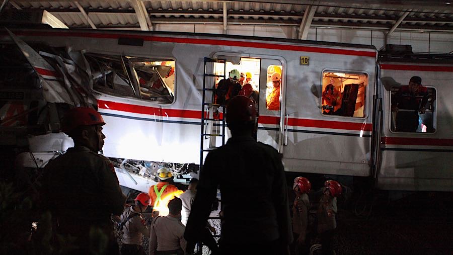 Petugas juga berusaha untuk mengevakuasi gerbong KRL agar perjalanan kereta api kembali normal. (Bloomberg Technoz/Andrean Krisrianto)