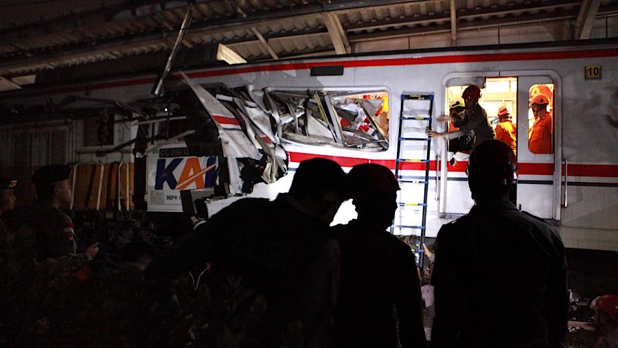 Petugas bekerja di gerbong KRL yang bertabrakan di Stasiun Bekasi Timur, Jawa Barat, Selasa (28/4/2026). (Bloomberg Technoz/Andrean Krisrianto)