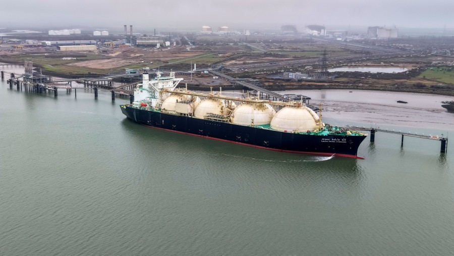 Kapal tanker gas alam cair (LNG) Lalla Fatma N'Soumer berlabuh di terminal impor Grain LNG dekat Rochester, Inggris./Bloomberg-Chris Ratcliffe