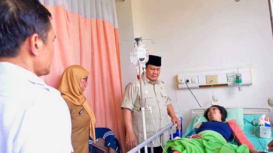Presiden Prabowo Subianto kunjungi korban tabrakan KA Argo Bromo dan KRL yang menjalani perawatan di RSUD Bekasi. (Dok BPMI)