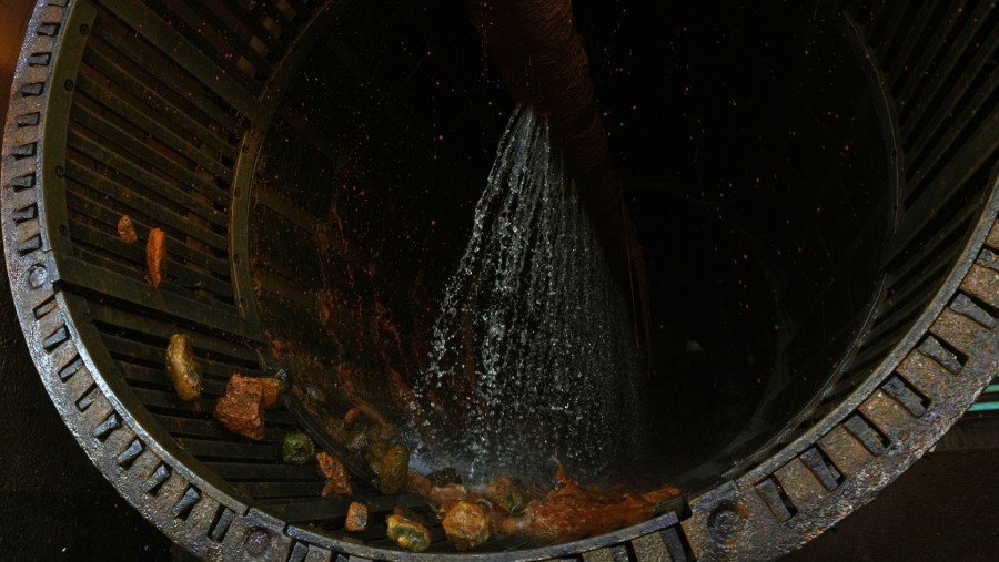 Proses penyortiran bijih di fasilitas pengolahan nikel. (Fotografer: Dimas Ardian/Bloomberg)