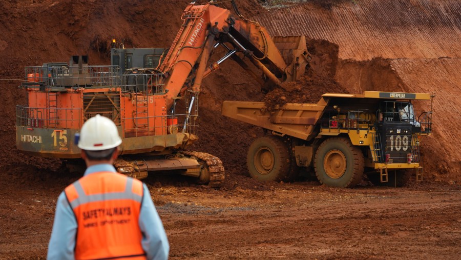 Ekskavator memuat lapisan tanah atas ke truk pengangkut di tambang nikel yang dioperasikan oleh PT Vale Indonesia di Sorowako, Sulsel./Bloomberg
