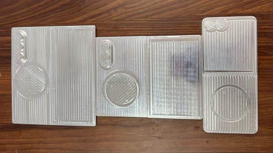 Form Factor Samsung Galaxy Z Fold 8 Wide. dok:  9to5google