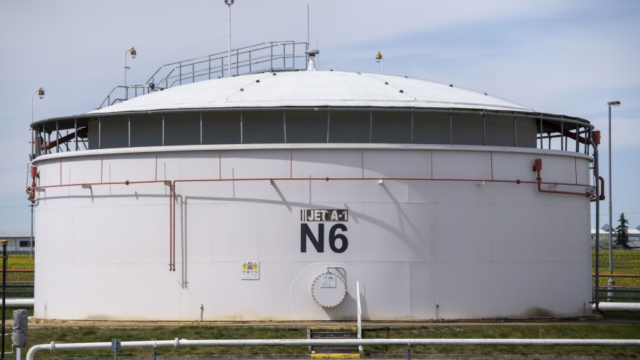 Tangki penyimpanan avtur atau jet fuel A-1 di Bandara Vaclav Havel di Praha, Republik Ceska./Bloomberg-Milan Jaros