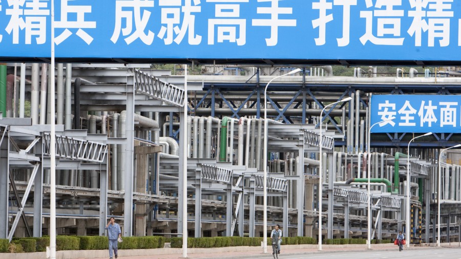 Para pekerja bergerak di dalam kilang Yanshan milik China Petroleum & Chemical Corp. (Sinopec) di Beijing, China./Bloomberg-Nelson Ching