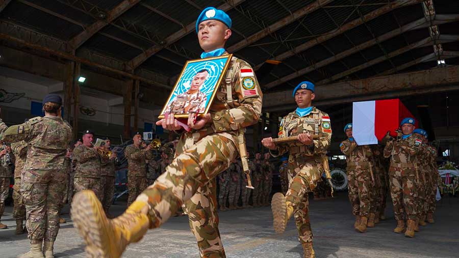 UNIFIL Gelar Upacara Penghormatan saat mengantar jenazah Praka Rico Pramudia dari Beirut, Lebanon ke Jakarta, Indonesia. (Dok UNIFIL)