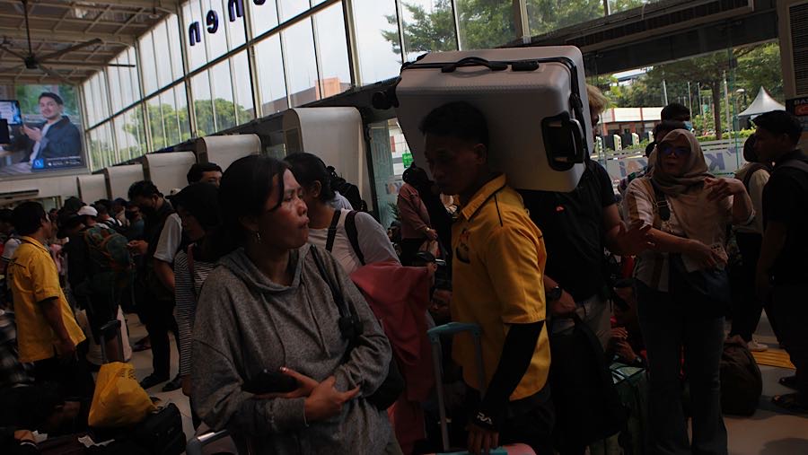 Beberapa penumpang harus menunggu 3 jam untuk bisa berangkat ke kota tujuan dengan menggunakan kereta api. (Bloomberg Technoz/Andrean Kristianto)