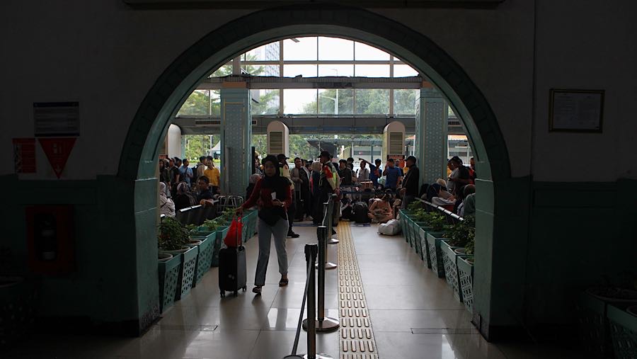Menurut petugas keamanan kepadatan penumpang di area tunggu sudah terjadi sejak pagi hari. (Bloomberg Technoz/Andrean)