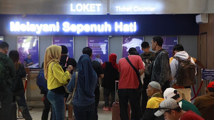Suasana di ruang loket tiket juga terpantau ramai dengan calon penumpang yang ingin mengajukan pengembalian dana tiket. (Bloomberg Technoz/Andrean K)